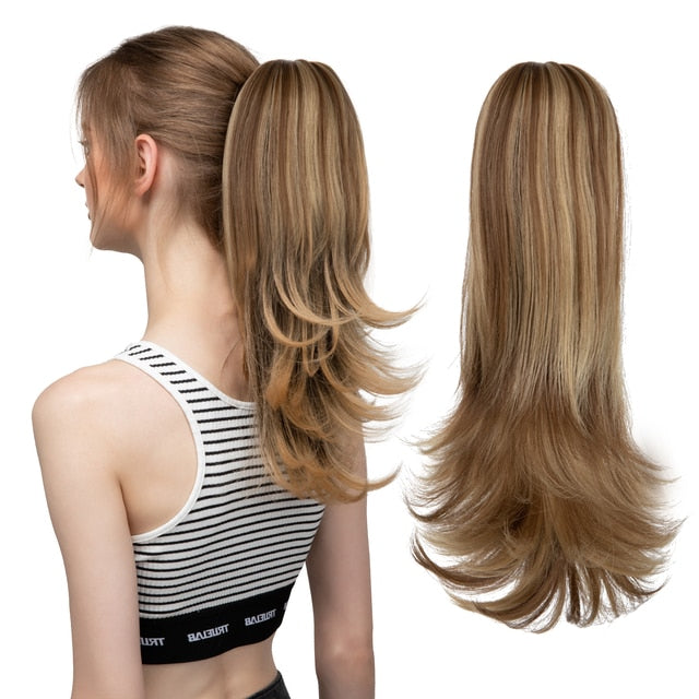 Pince à griffes dans les extensions de cheveux en queue de cheval
