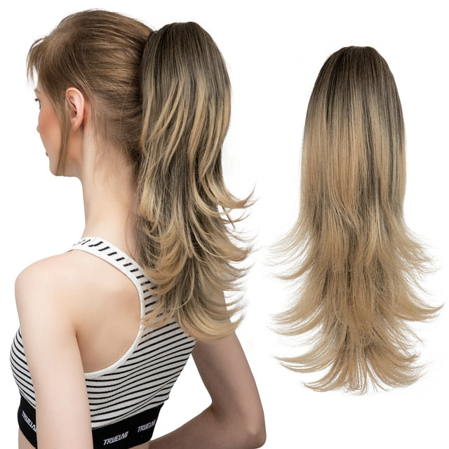 Pince à griffes dans les extensions de cheveux en queue de cheval